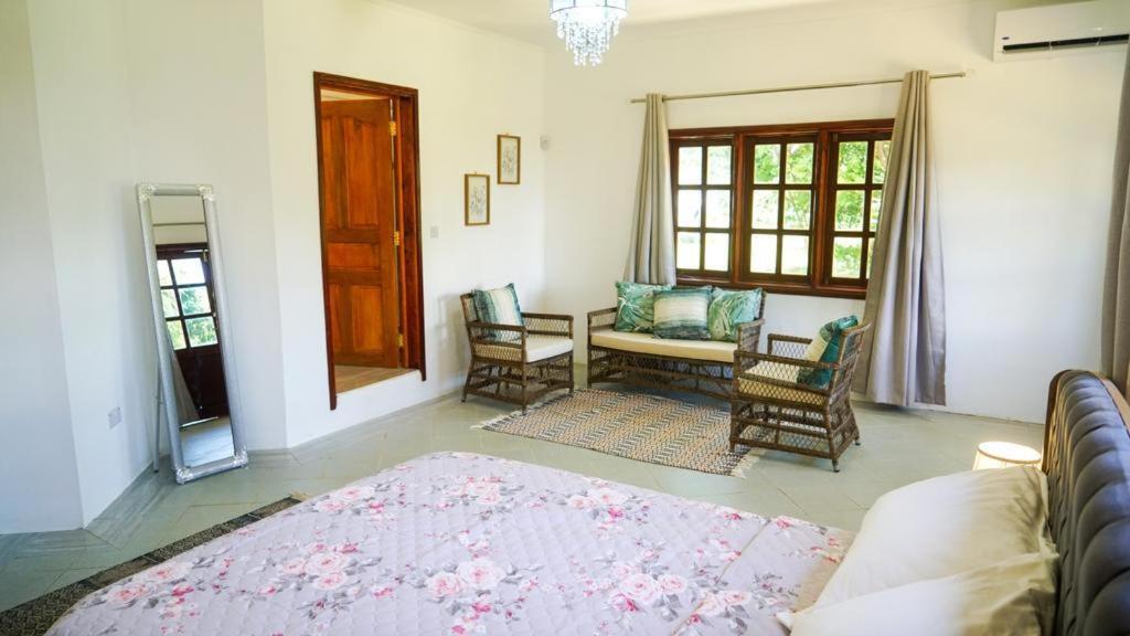 Hotel Ogumka, Self Catering , Beoliere, Mahe à Victoria Extérieur photo
